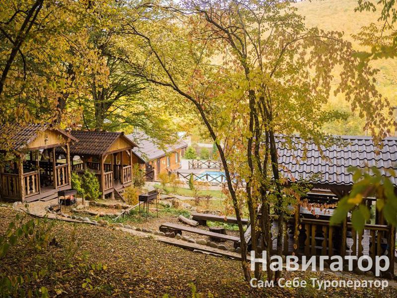 У скалы Монах - туристический комплекс в Хамышки с.
