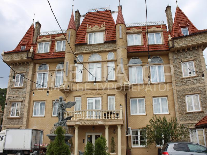 КРЫЛЬЯ - банкетно-гостиничный комплекс в Абрау-Дюрсо КРЫЛЬЯ - банкетно-гостиничный комплекс в Абрау-Дюрсо